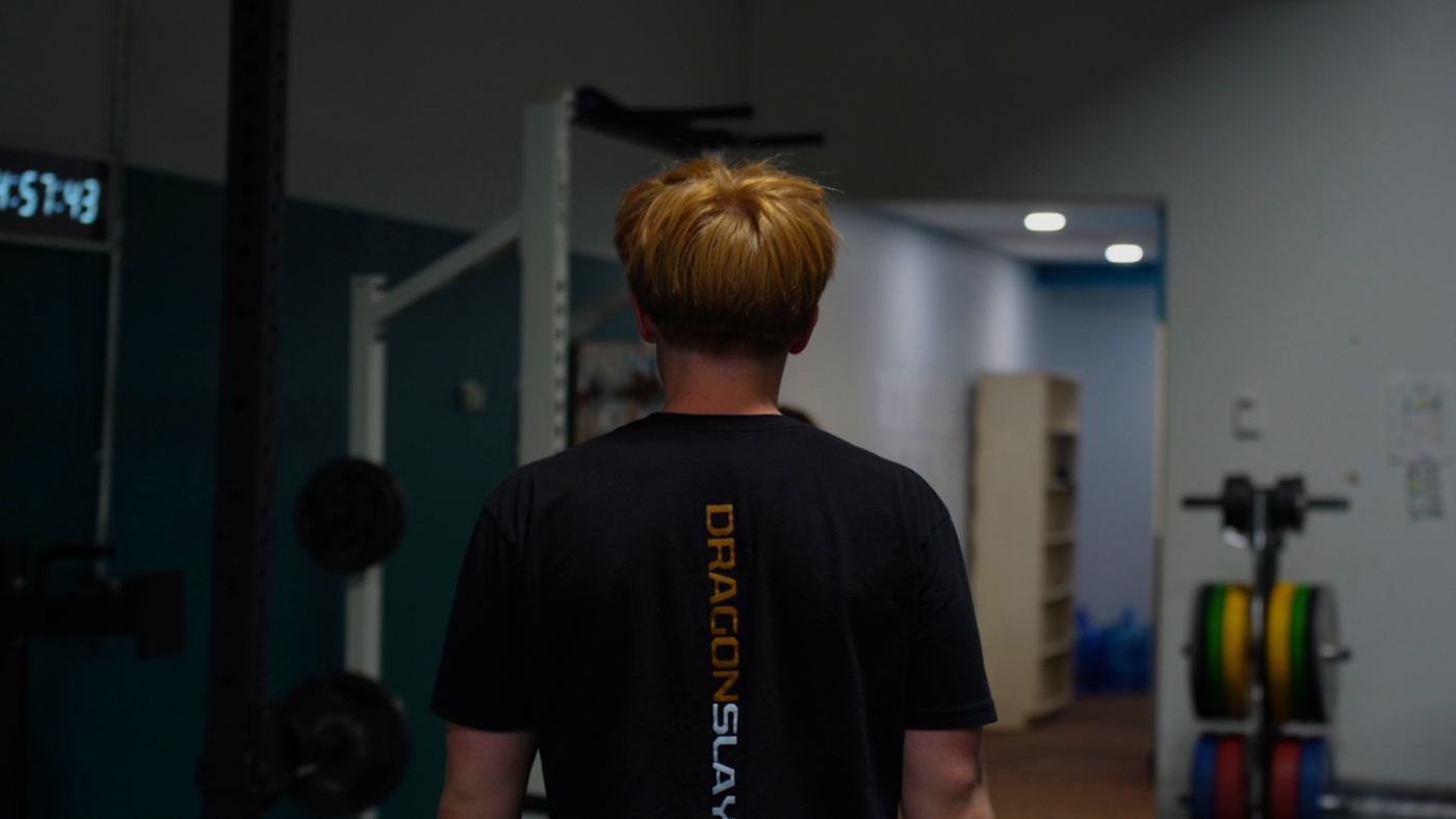 Adventurer in a Dragonslayer shirt between sets
