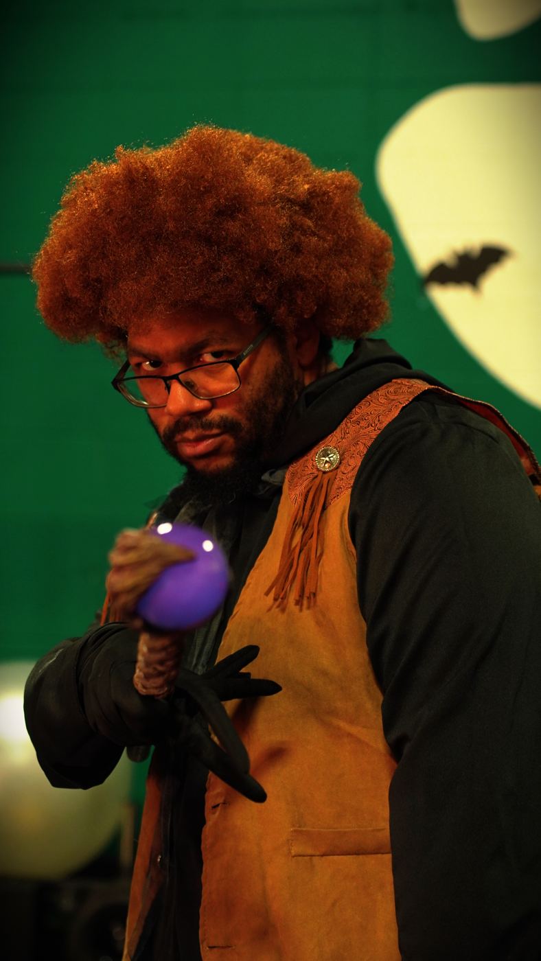 An Adventurer in a crown holding a wizard staff