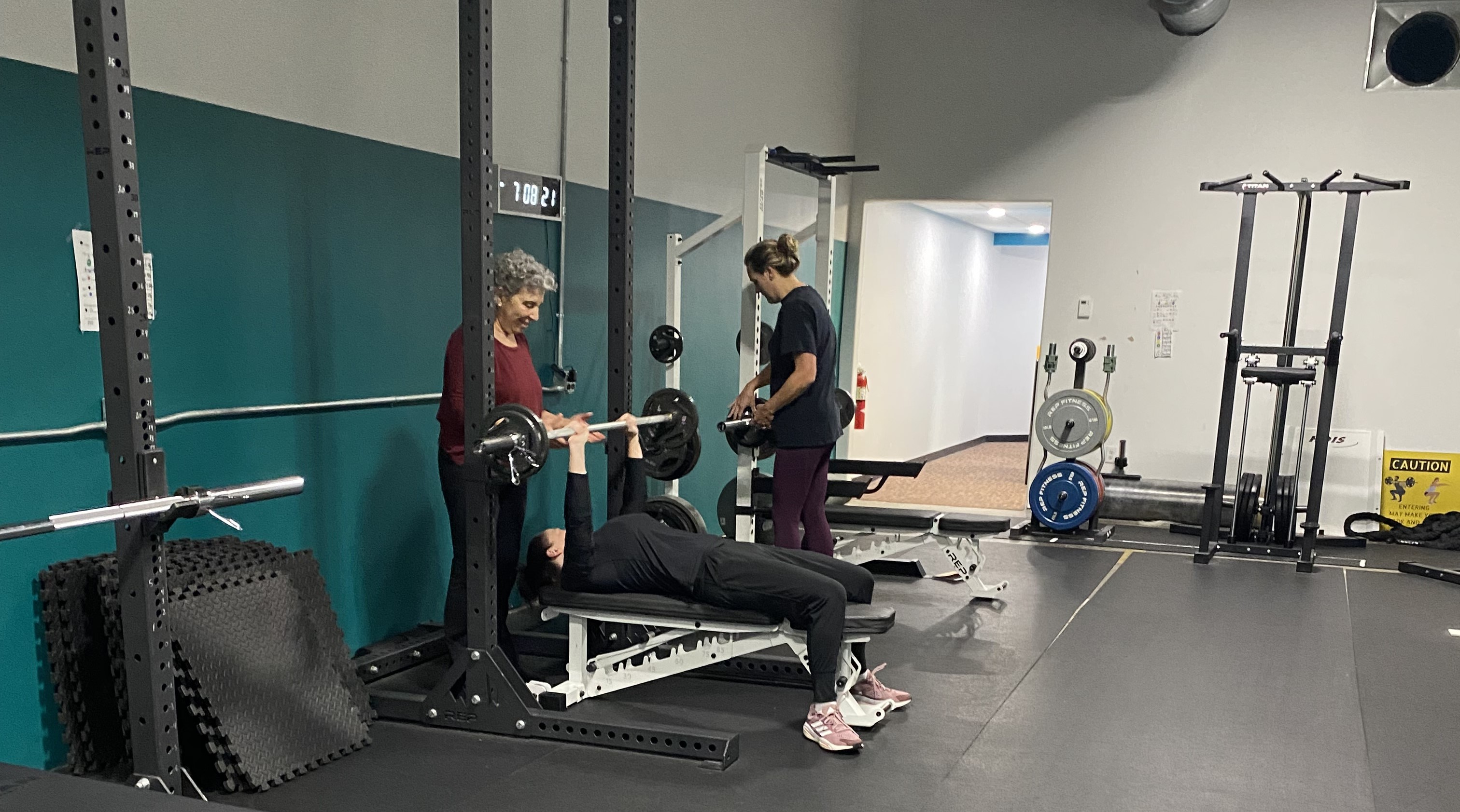 women at Bjorn Fitness lifting